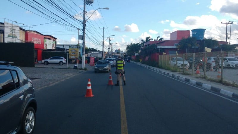  Agentes de Trânsito e PM abordam centenas de veículos em operação São João em Lauro de Freitas