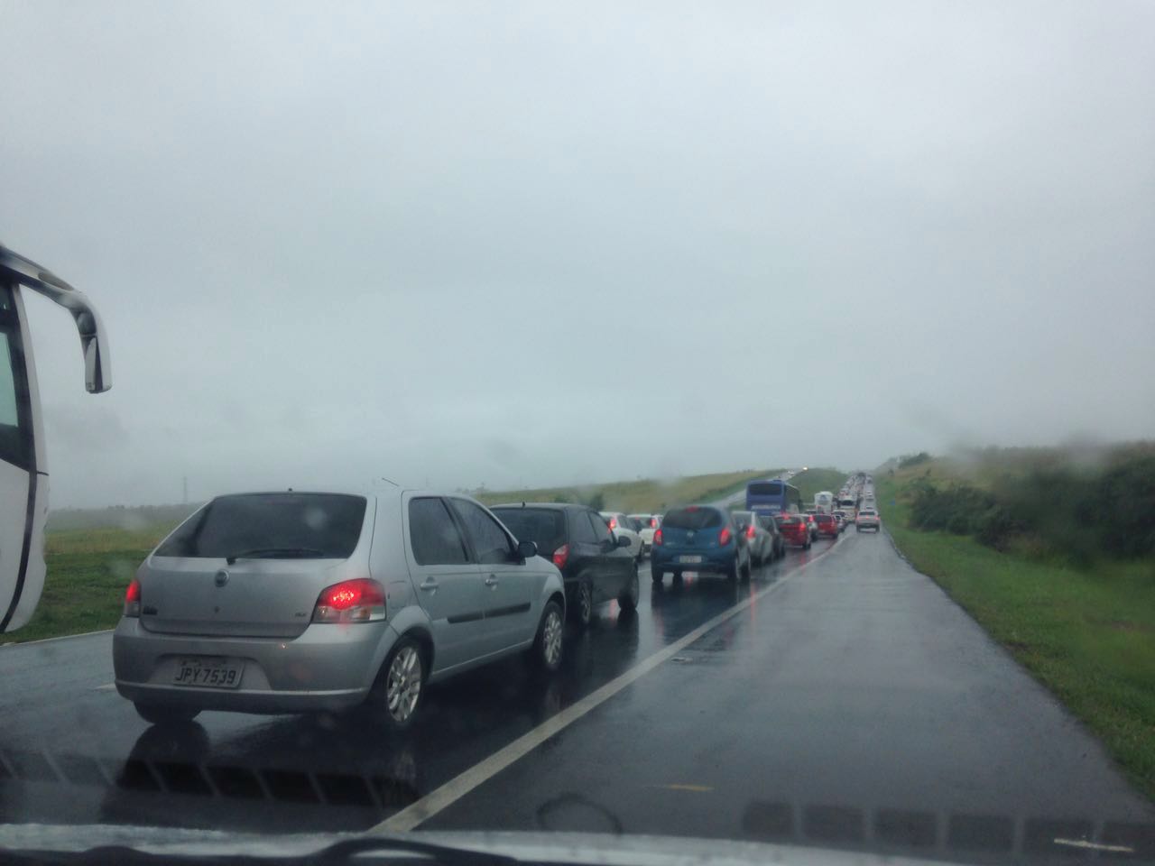  Chuva e congestionamentos atrasam volta de motoristas do feriadão na Bahia