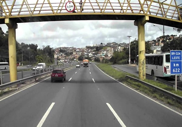  Seis pessoas são baleadas em assalto a ônibus na BR-324