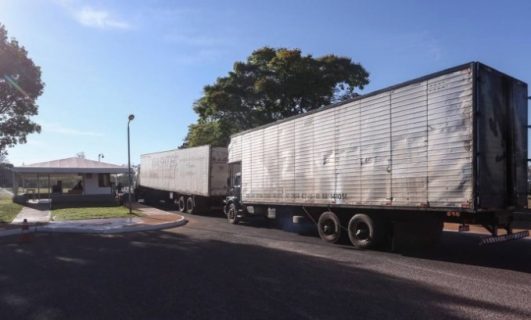 Caminhões chegam para retirar mudança de Dilma do Palácio da Alvorada