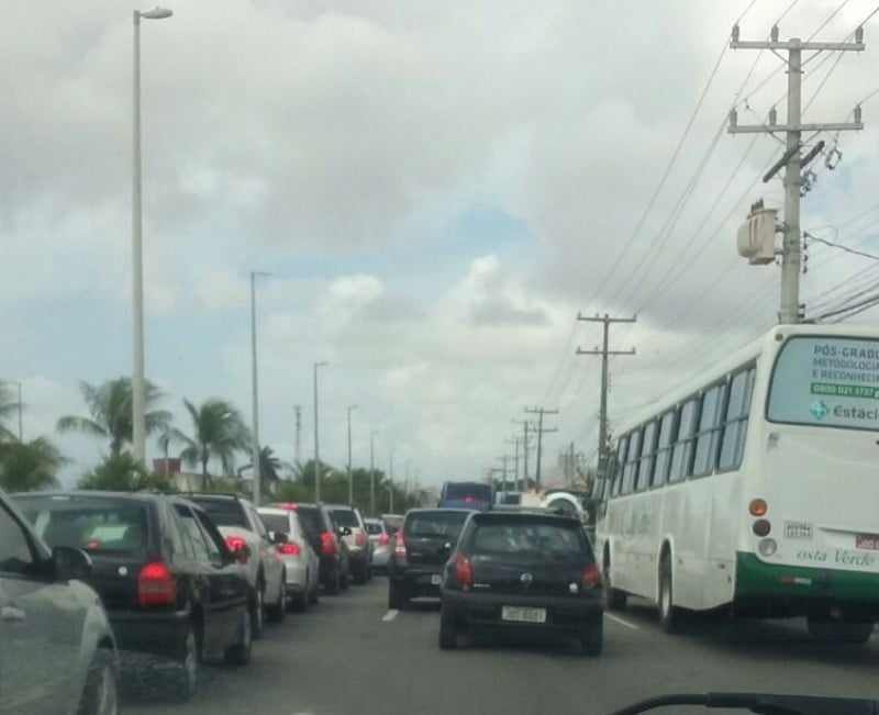  Após capotamento, dois ficam feridos e trânsito complica na Avenida Paralela e já chega na Estrada do Coco