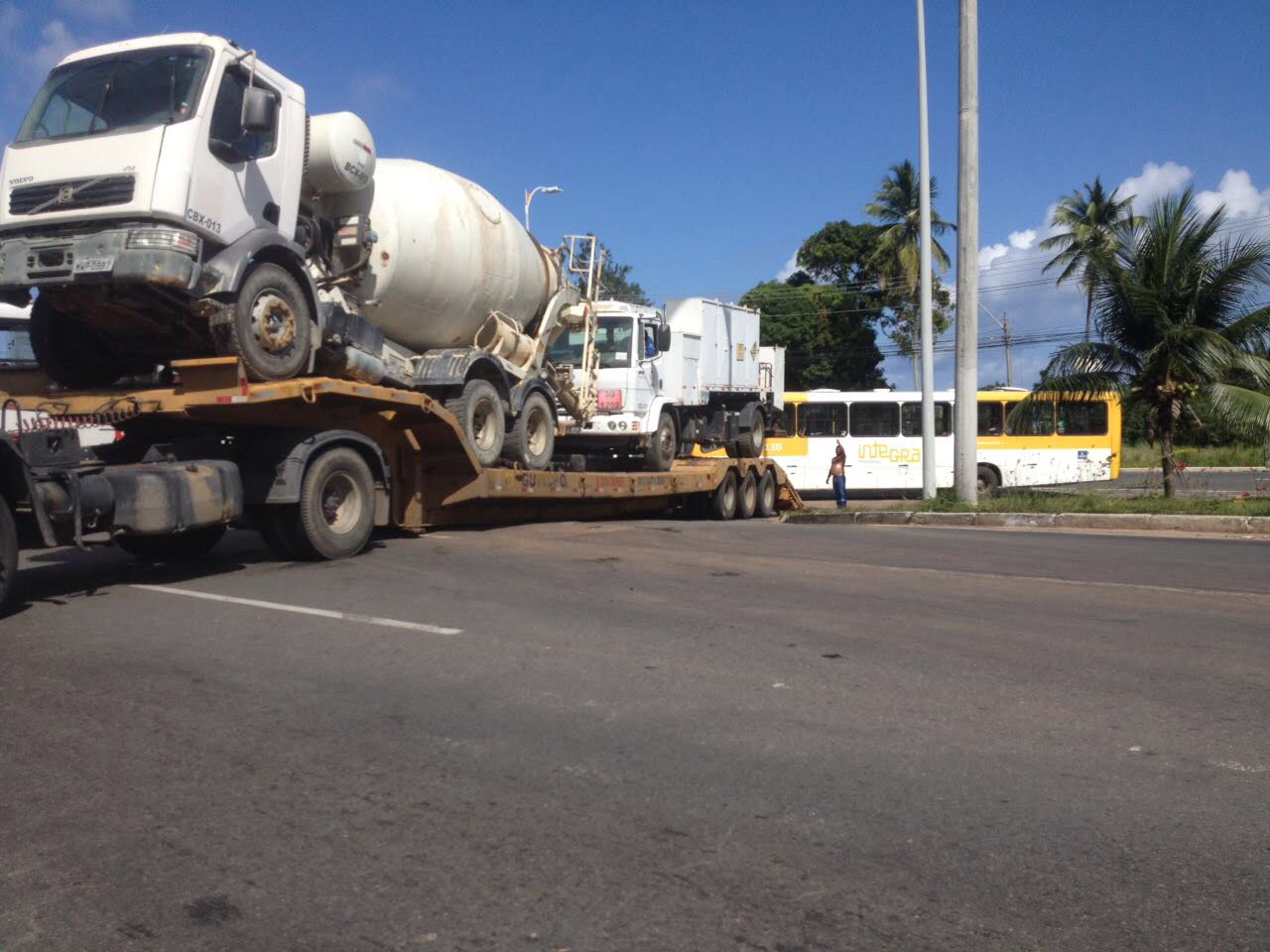  Enorme caminhão prancha travou a Estrada do Coco