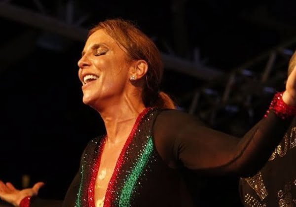  Ivete inala substância branca antes de show; assessoria diz que é soro