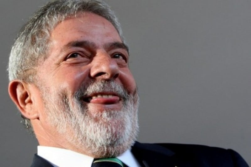  Rejeição a Lula cai e ex-presidente aparece em cenário favorável