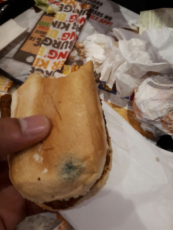  Criança recebe lanche com pão mofado no Burger King em shopping de Salvador