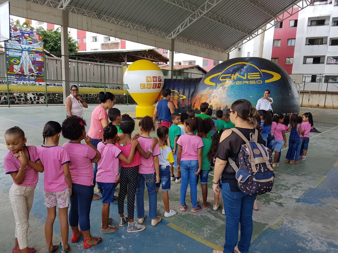  Alunos da Rede Municipal de Lauro de Freitas vivem experiência do Planetário Digital