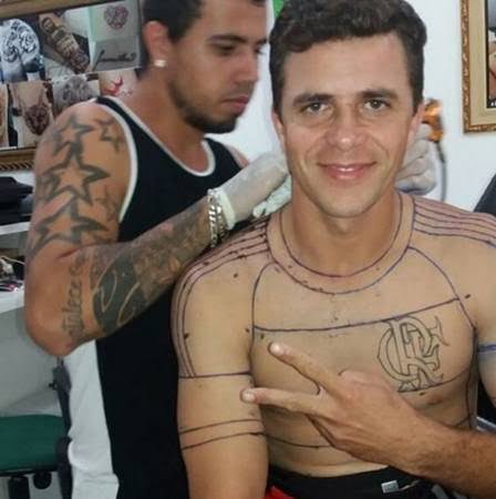  Paixão sem limites! Torcedor brasileiro tatua uniforme do time em tamanho real e divide opiniões