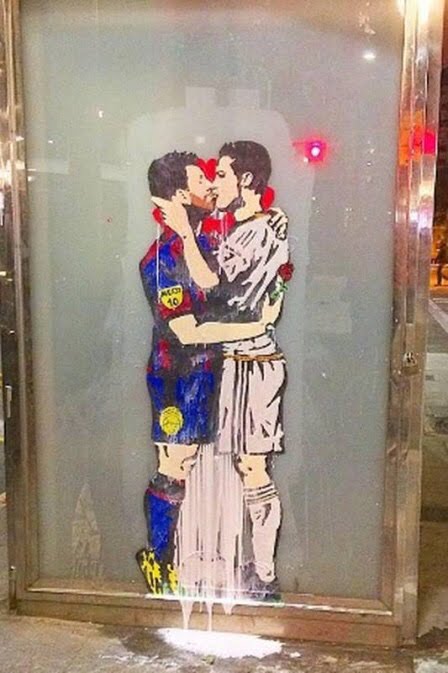  Grafite com beijo na boca entre Messi e Cristiano Ronaldo é destaque em Barcelona