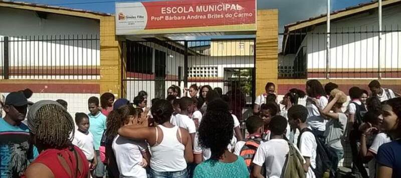  Insatisfeitos com o descaso das autoridades, alunos fecham escola municipal em Simões Filho