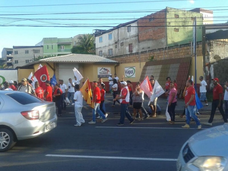  Manifestantes fazem caminhada em Lauro de Freitas; pista não foi fechada