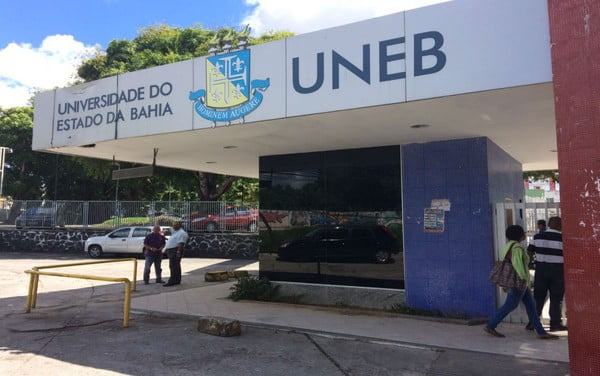  Funcionários da Uneb protestam no CAB; universidade suspendeu aulas nesta terça