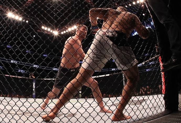  Miocic nocauteia Cigano com menos de três minutos de luta e mantém cinturão dos pesados do UFC