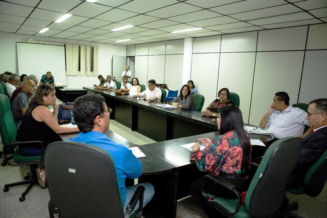  Prefeita de Lauro de Freitas reajusta salários dos professores e garante eleições diretas para diretores das escolas