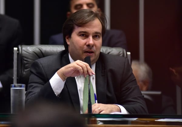  Rodrigo Maia reforça estoque de gás lacrimogêneo da Câmara