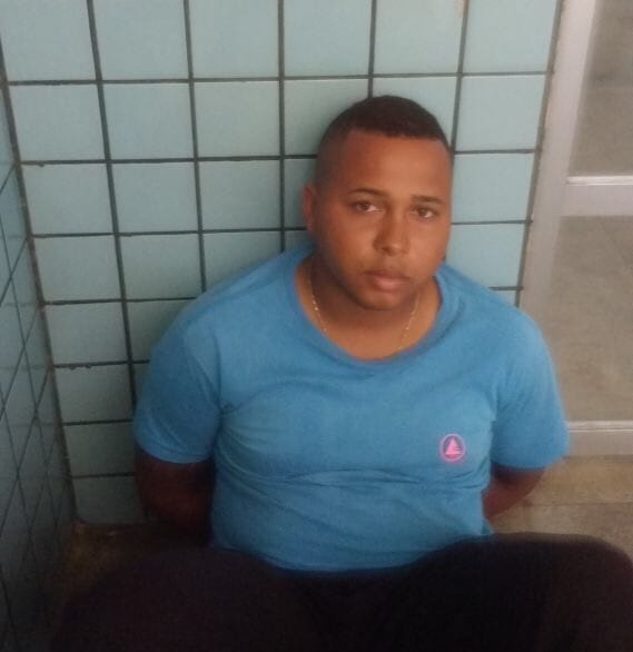  Lauro de Freitas: Homem é preso em flagrante após assaltar transeunte na Av. Beira Rio