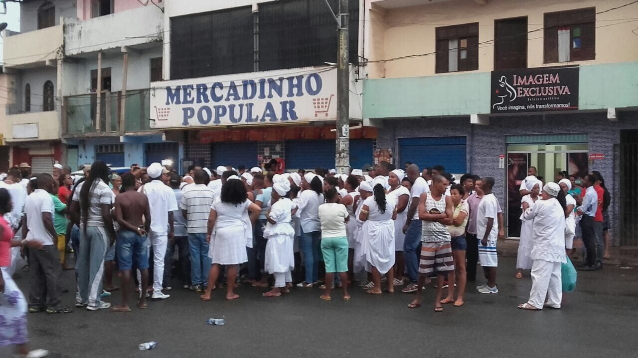  Assista: após enterro de mãe e filhos, comunidade realiza manifestação