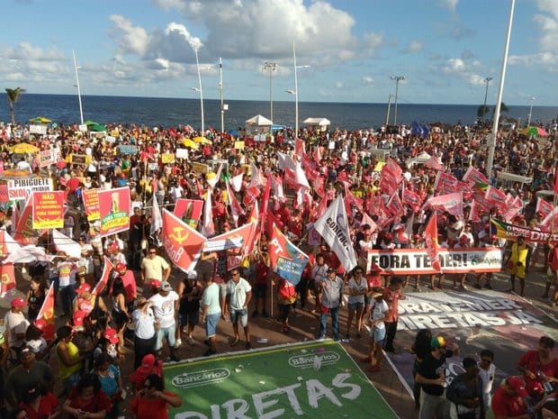  Ato por eleições diretas reúne manifestantes no Farol da Barra