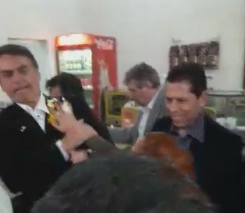  Jair Bolsonaro leva “ovada” de manifestante em cafeteria