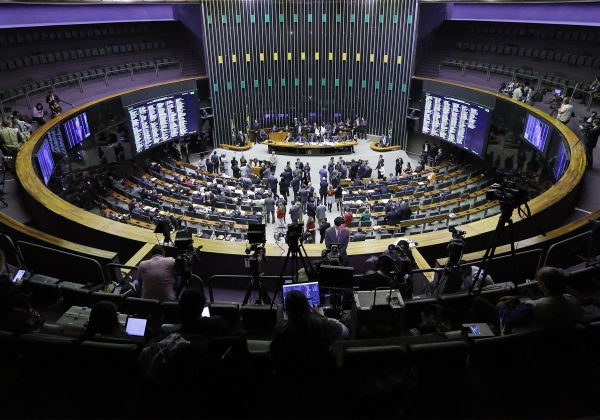  Deputados querem reduzir repasses a fundações para ampliar caixa