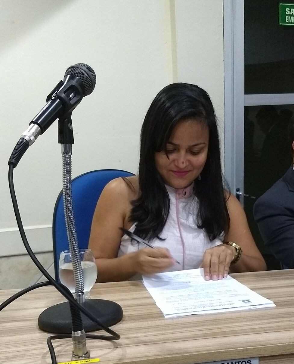 Débora Regis solicita o recapeamento asfáltico da rua do Colégio Pirâmide