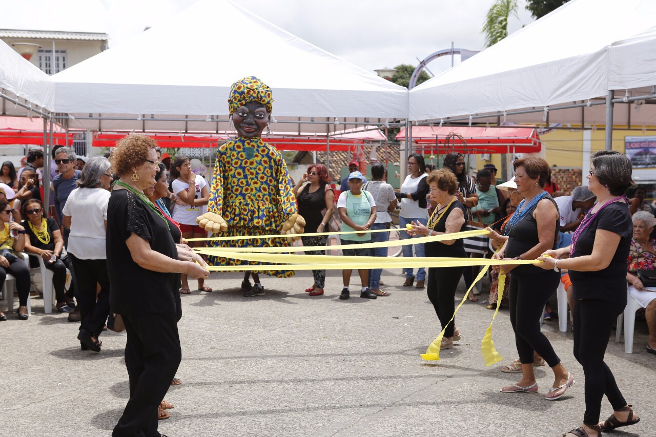 Homenagem aos idosos levou música e serviços à praça da Matriz