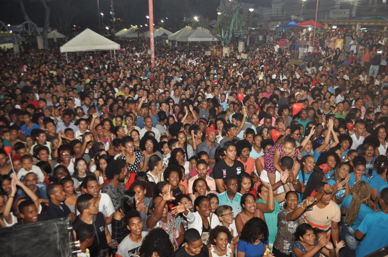 Noite de louvor e adoração lota praça na festa do Dia dos Evangélicos