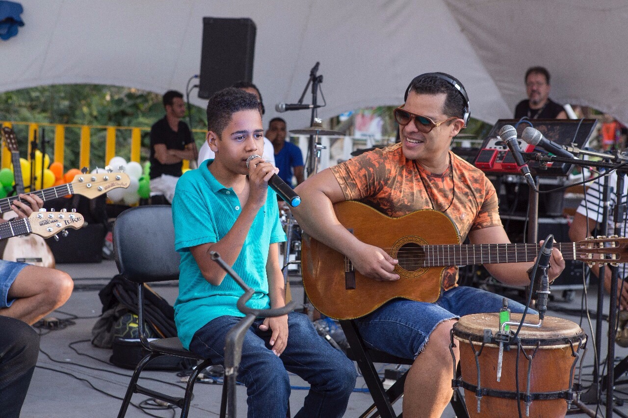  Adelmo Casé faz show intimista e anima público no Parque Ecológico de Lauro de Freitas 