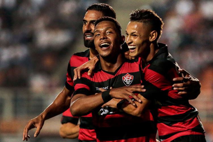 Vitória fica duas vezes na frente, mas cede empate ao Santos no Pacaembu; assista 