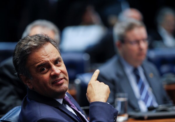  Plenário derruba a decisão do (STF) de afastar Aécio Neves do mandato e mantê-lo em recolhimento à noite 