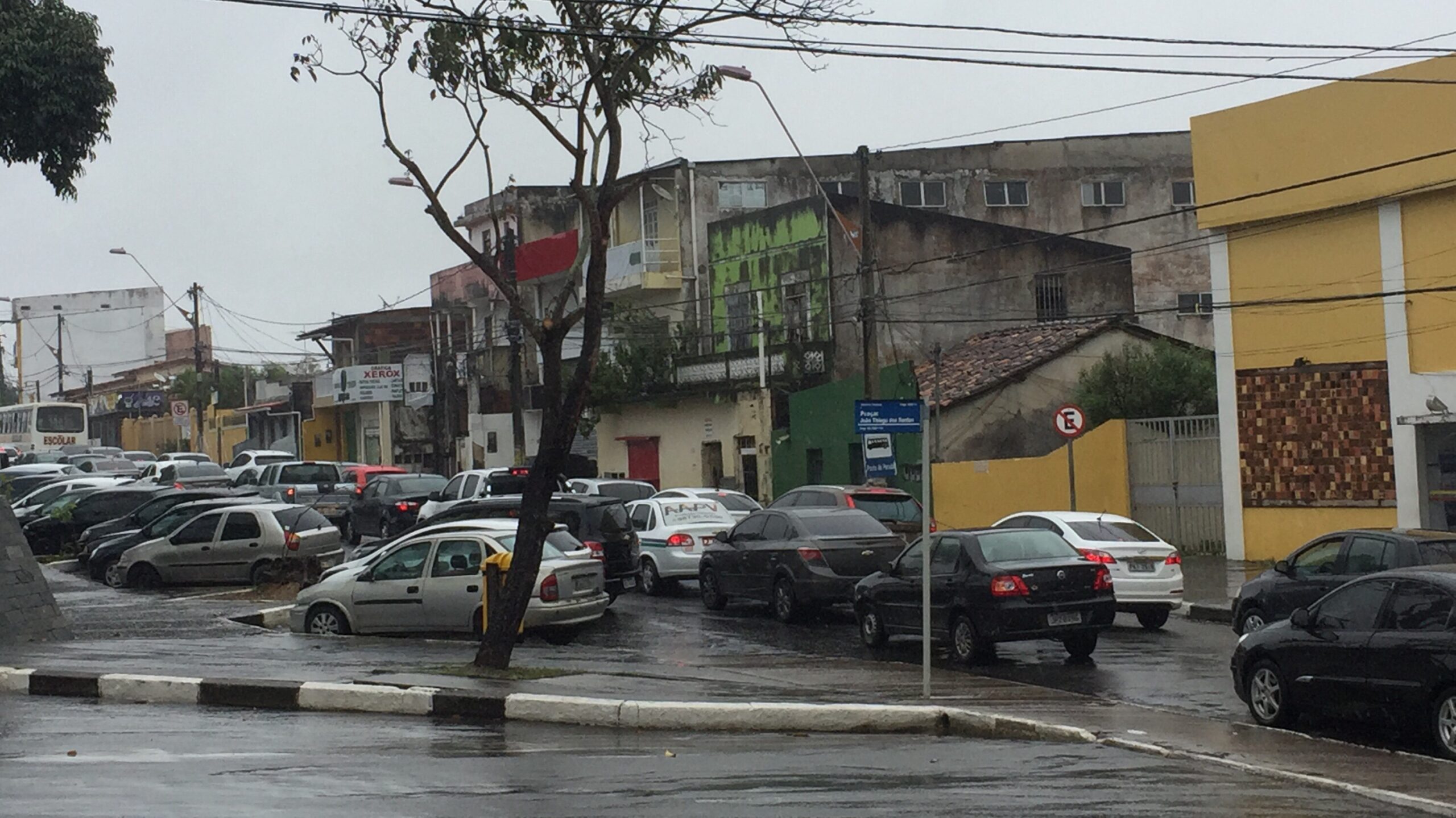  Interdição da Dois de Julho trava trânsito em Lauro de Freitas