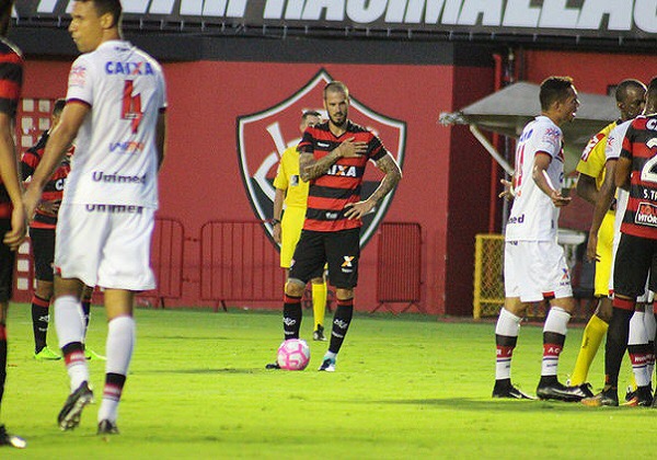  Vitória segue sem vencer no Barradão e só empata com o Atlético/GO