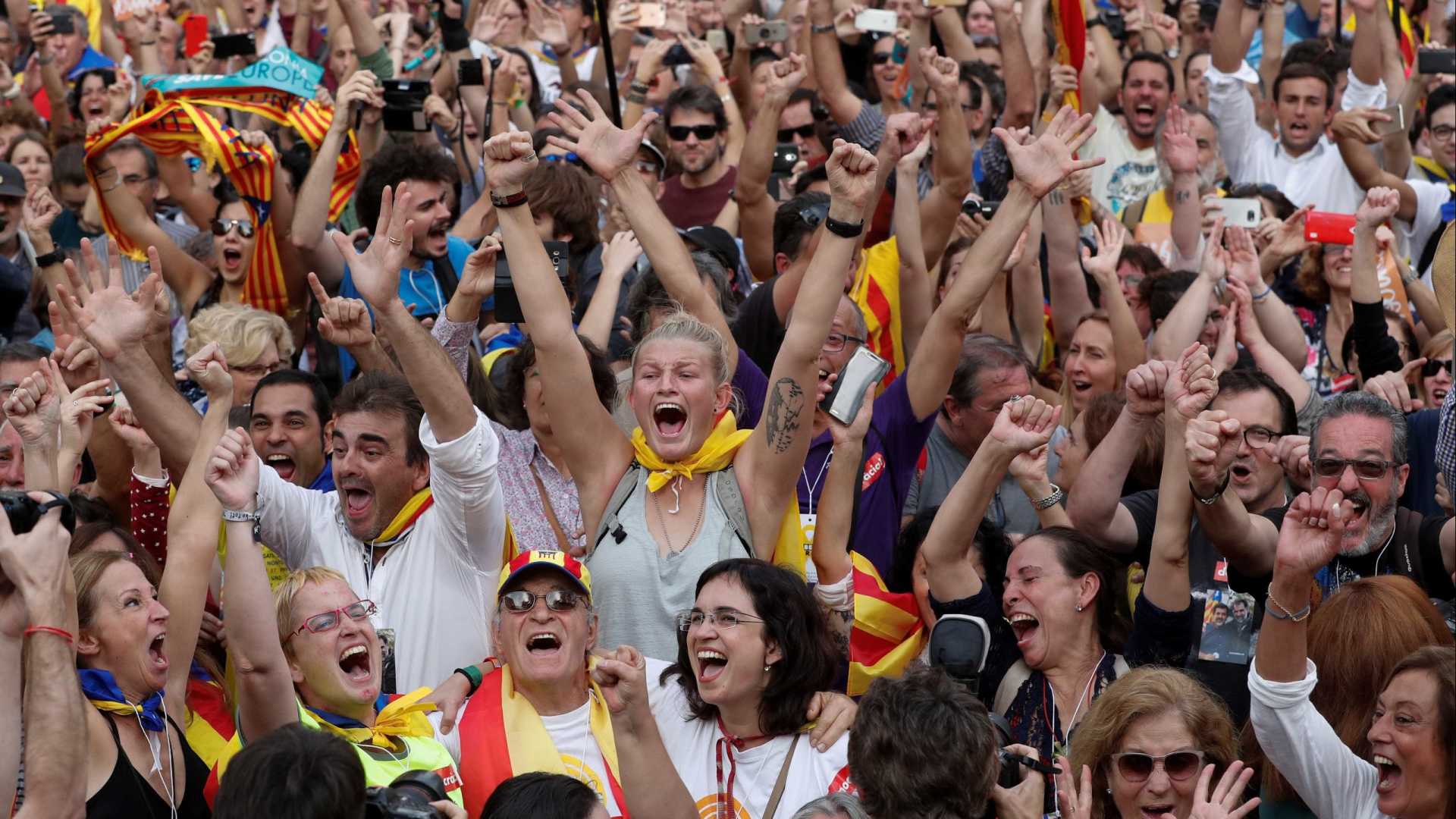 Parlamento catalão aprova independência da Espanha