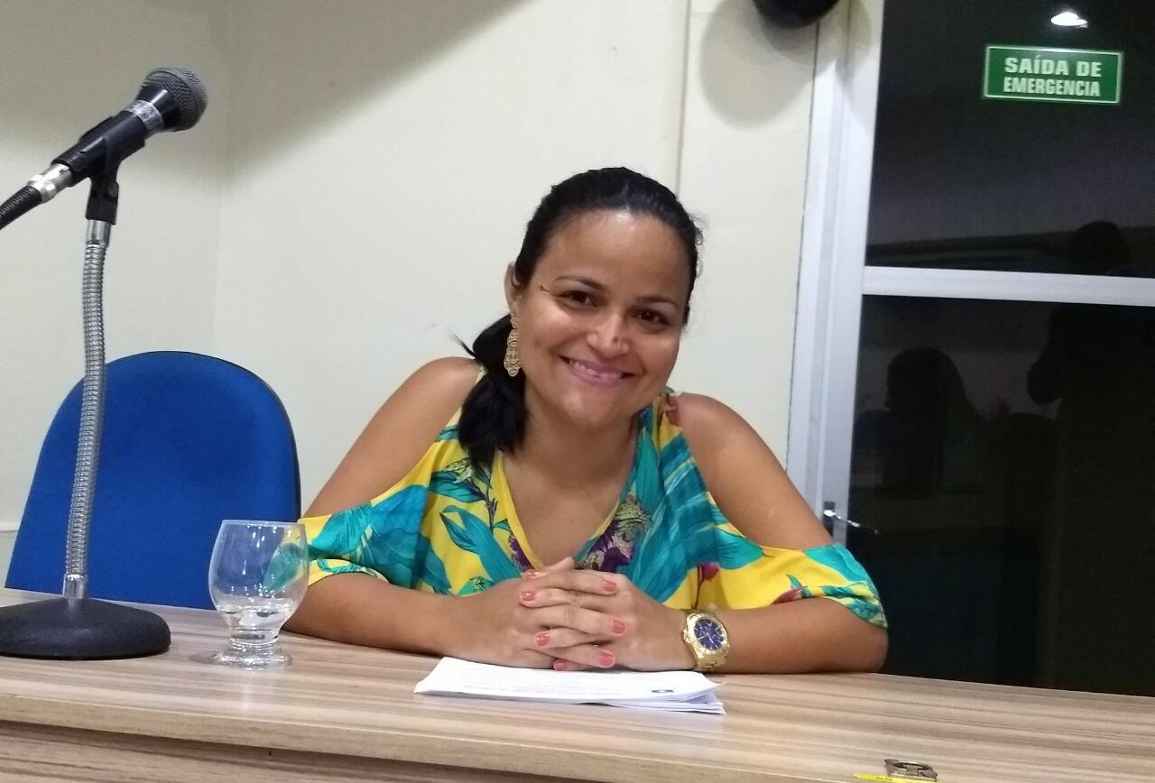 Débora Regis solicita a contratação ou remanejamento de Psicólogos para o CAPS II