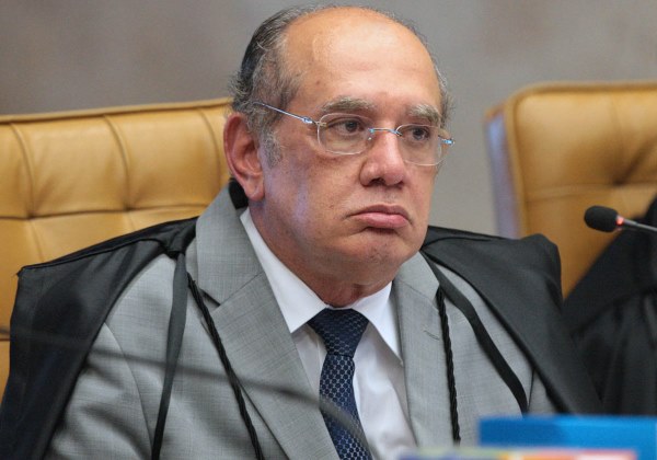  Gilmar Mendes é hostilizado durante voo