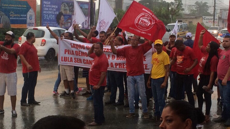  Grupo a favor de Lula ocupa pista na Estrada do Coco em Lauro de Freitas