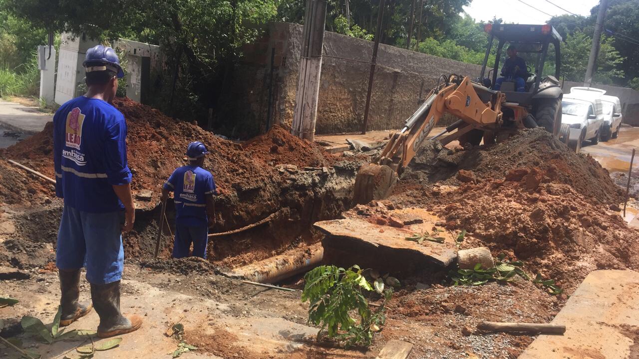 Adutora da embasa rompe na José Leite em Lauro de Freitas