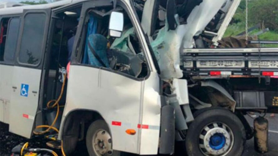  Motorista morre e 22 pessoas ficam feridas após colisão entre caminhão e micro-ônibus na BR-116