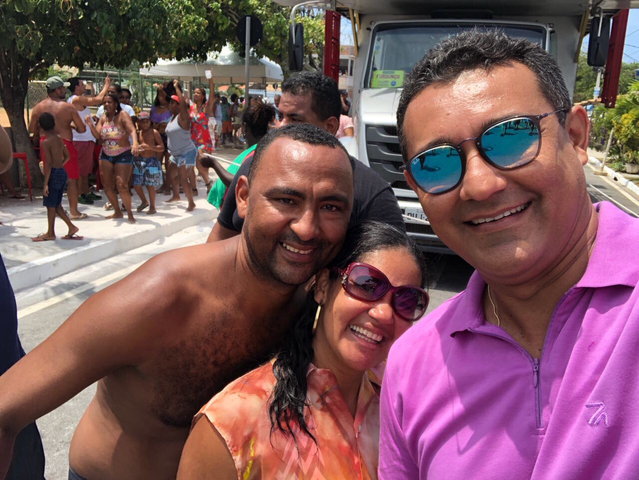 Em Arembepe, Alexandre Marques prestigia bloco infantil Pernalonga
