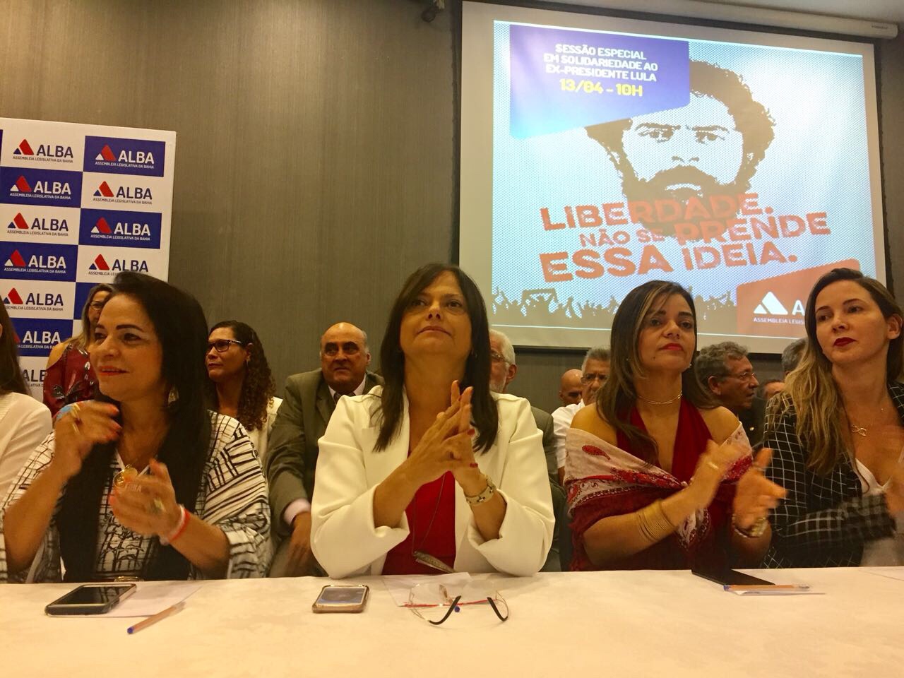  “As regras da democracia foram sobrepassadas no Brasil”, diz Alice em ato de solidariedade a Lula na Bahia