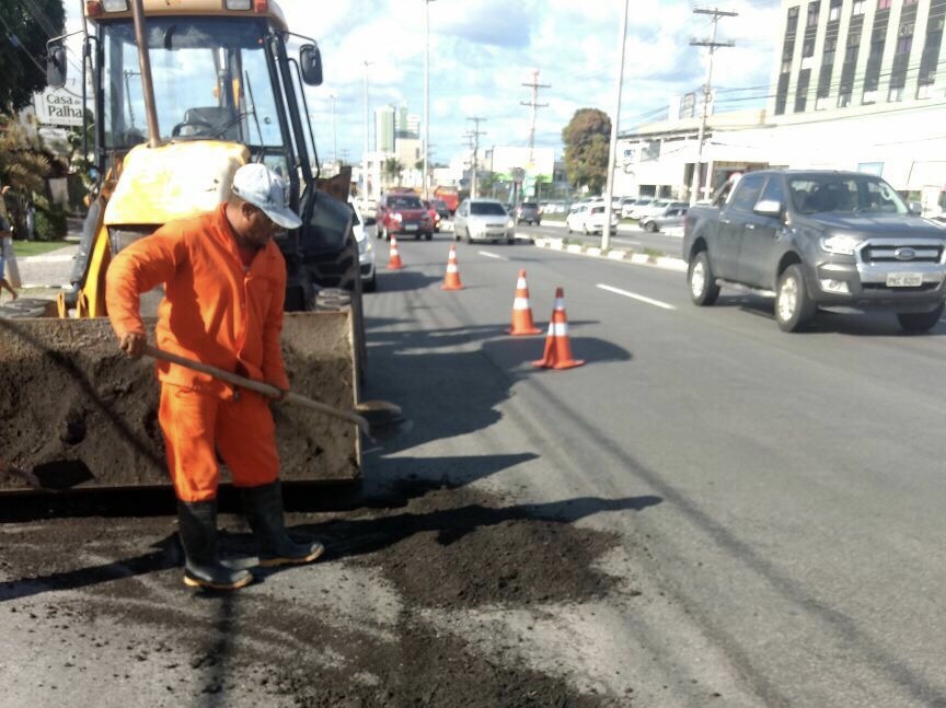  Em Lauro de Freitas, Seinfra tapa buracos causados pelas chuvas de sexta