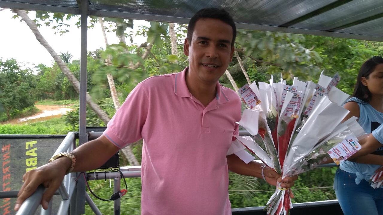  Fabrício Figueredo distribui milhares de rosas para as mães de Lauro de Freitas