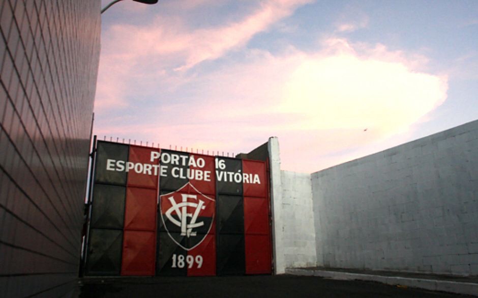  Debandada: 22 conselheiros do Vitória apresentam carta de renúncia e deixam clube
