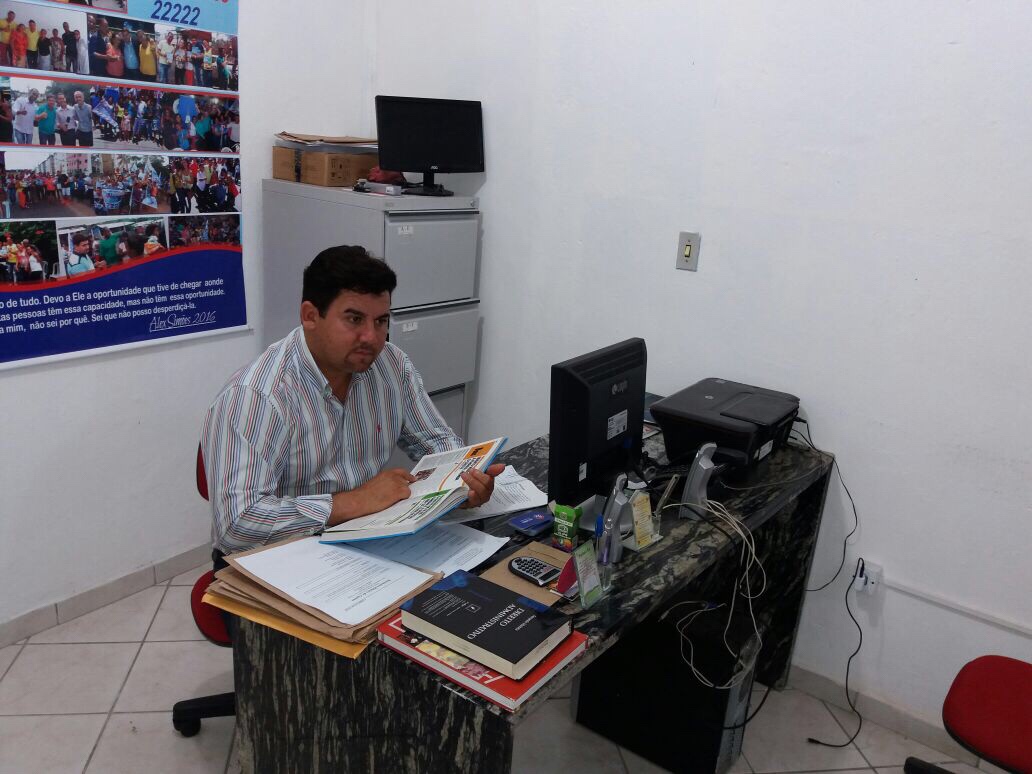 Alex Simões atendendo a comunidade em seu escritório, nesta quinta