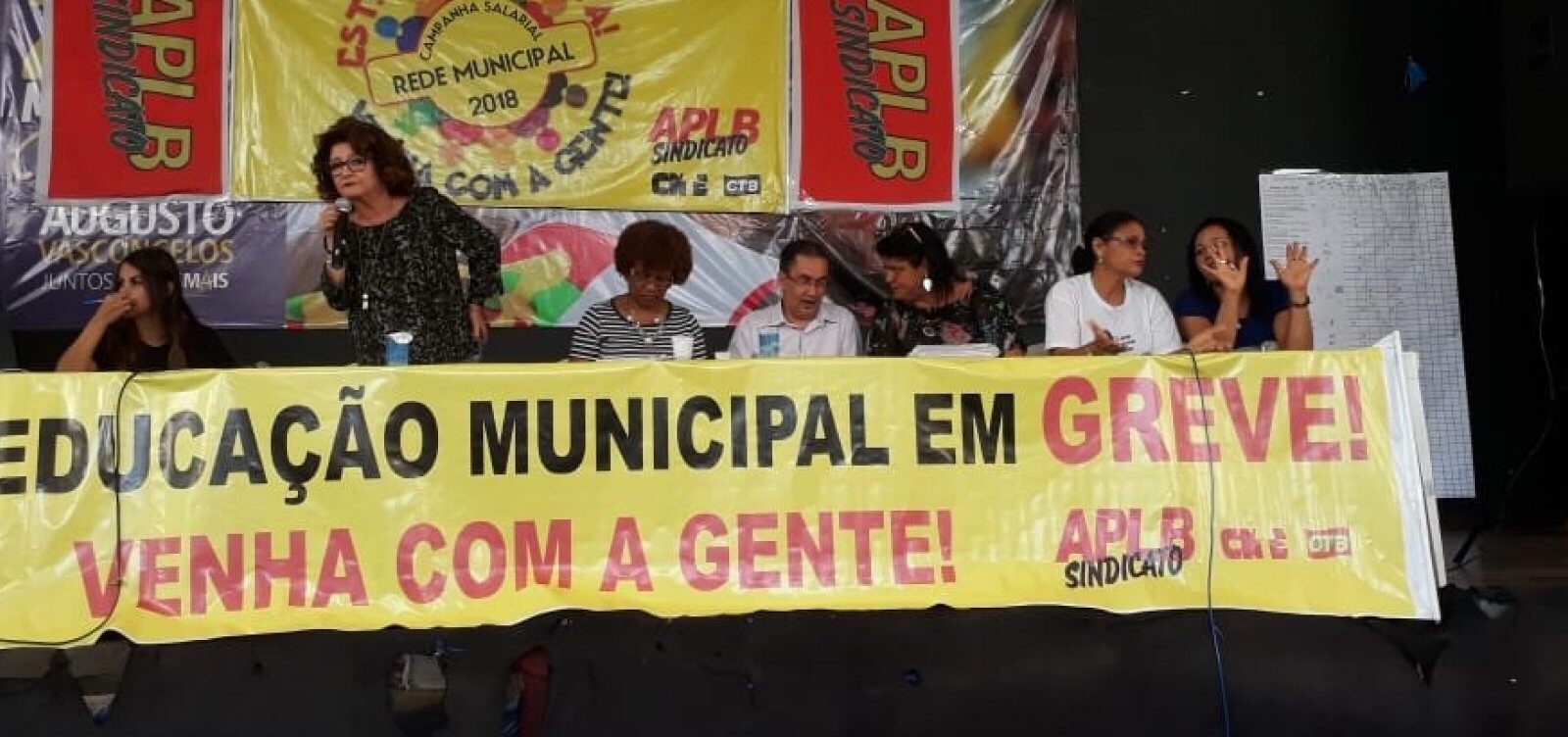  Professores da rede municipal de Salvador aprovam continuação de greve