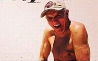 Apresentador da Praça é Nossa, Carlos Alberto Nóbrega aparece nu em foto na praia