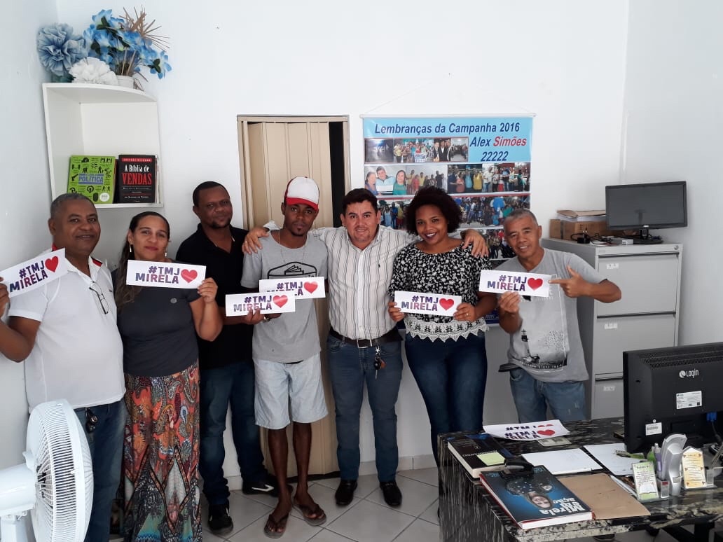 Alex Simões atendendo a comunidade em seu escritório, nesta quinta