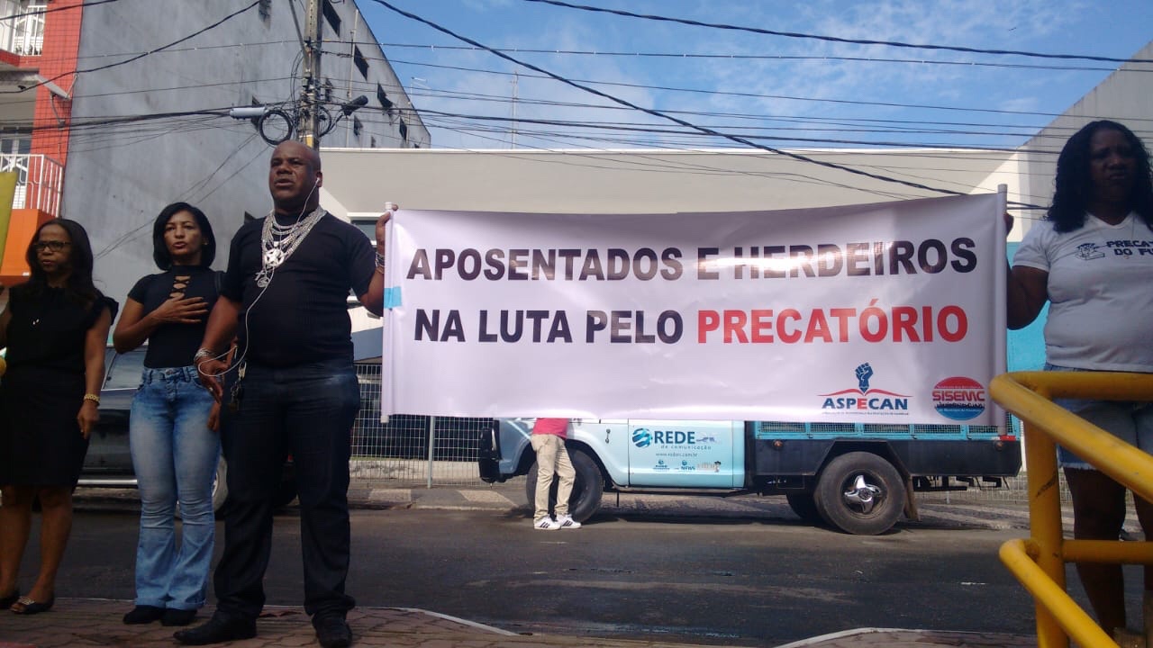  Candeias: Servidores e professores protestaram contra não pagamento dos precatórios do Fundef