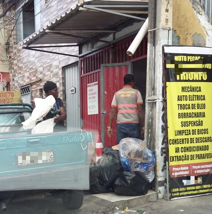 SETTOP chegando junto e fiscalizando os objetos que estão obstruindo a calçada