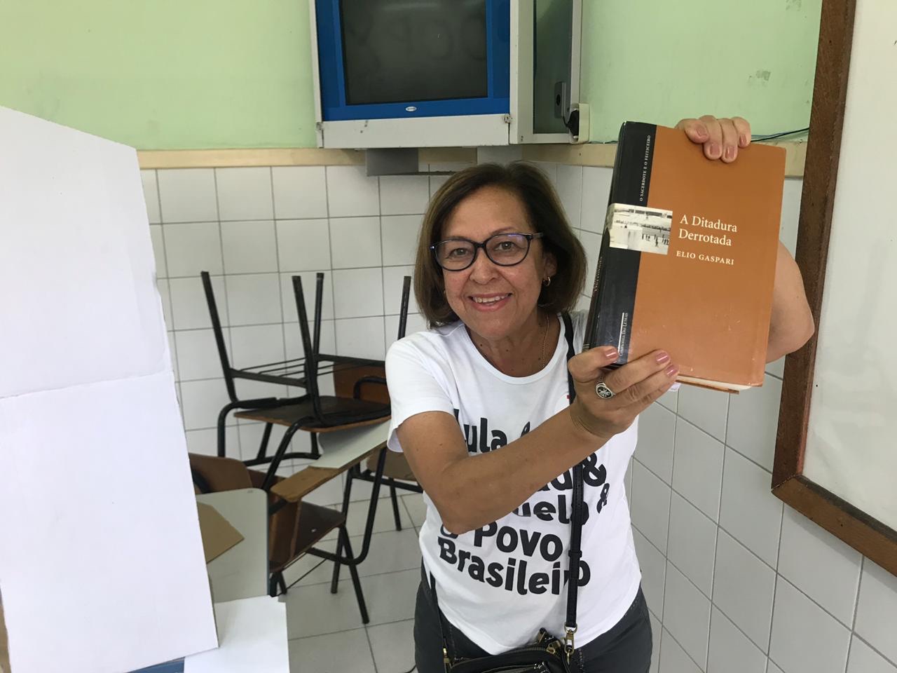  Lidice vota com livro que remete a derrota da ditadura