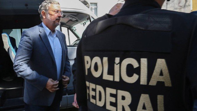 Palocci deixa a prisão e coloca tornozeleira eletrônica